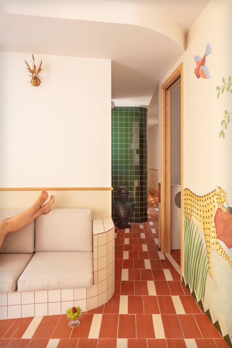 Hodnik sa crvenom keramikom, muralom i zelenim pločicama u stanu u Valensiji