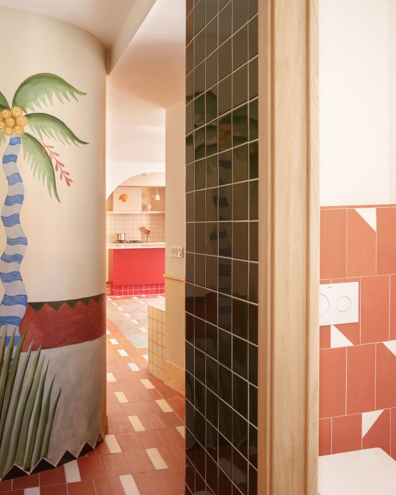Hodnik sa zakrivljenim zidom, muralom i keramičkim pločicama u stanu u Valensiji