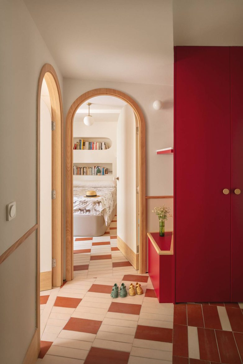 Hodnik sa lučnim vratima, bordo ormarom i keramičkim podom u stanu u Valensiji