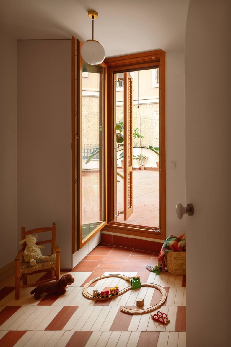 Dečja soba sa velikim prozorom i izlazom na dvorište u stanu u Valensiji