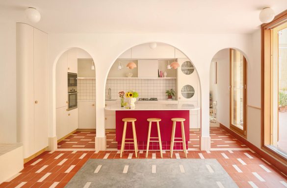 Kuhinja sa lukovima i crvenim ostrvom u stanu u Valensiji