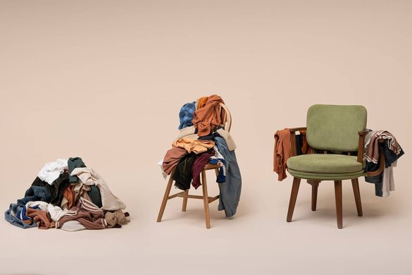 Tri stolice sa odećom - nered, gomila garderobe i organizovana stolica sa naslonom za odlaganje