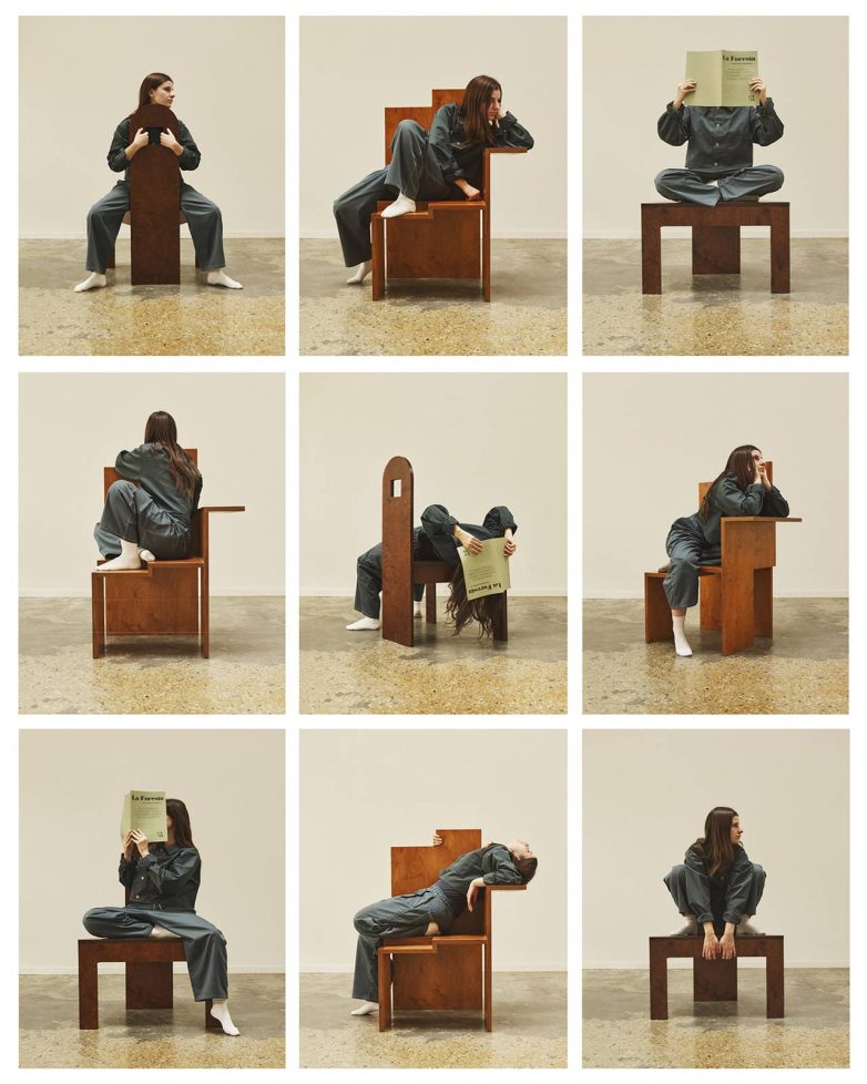 Osoba demonstrira više nekonvencionalnih položaja sedenja na drvenim stolicama iz kolekcije Bad Posture Chairs