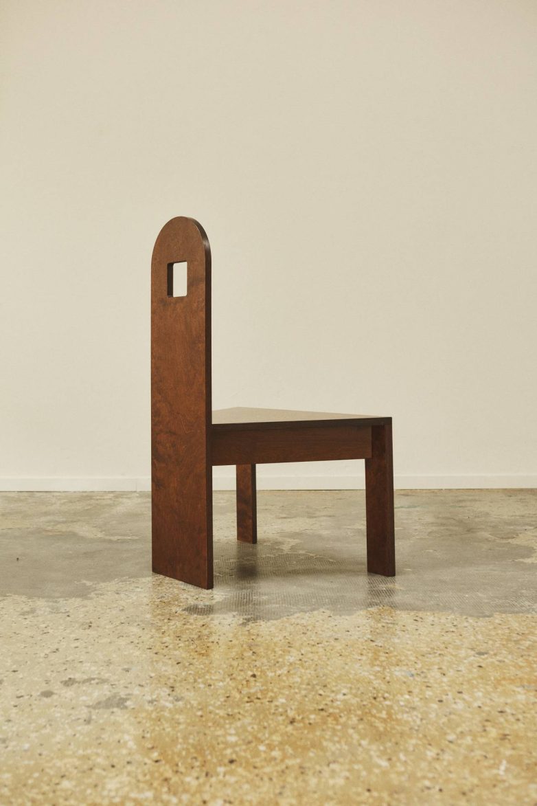 Drvena stolica jednostavne forme sa visokim naslonom i otvorom iz kolekcije Bad Posture Chairs