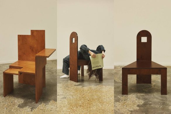 Tri drvene stolice iz kolekcije Bad Posture Chairs koje omogućavaju različite, nekonvencionalne položaje sedenja