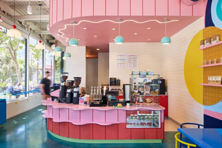 Roze šank sa talasastim ivicama u enterijeru modernog kafea