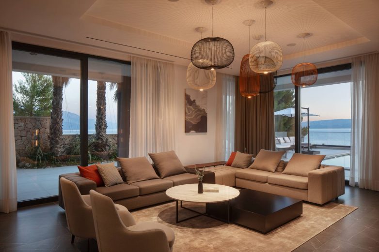 Dnevni boravak u vili Mirabel sa ugaonom garniturom i velikim staklenim površinama