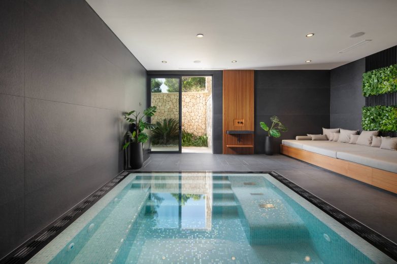 Unutrašnji đakuzi u vili Mirabel sa mozaik oblogom i prostorom za relaksaciju