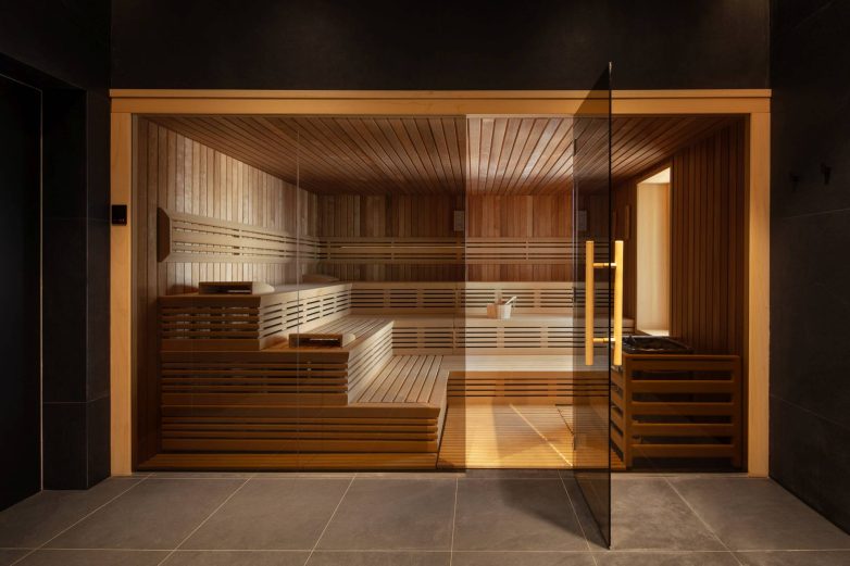 Sauna u vili Mirabel sa klupama na više nivoa i staklenim ulazom