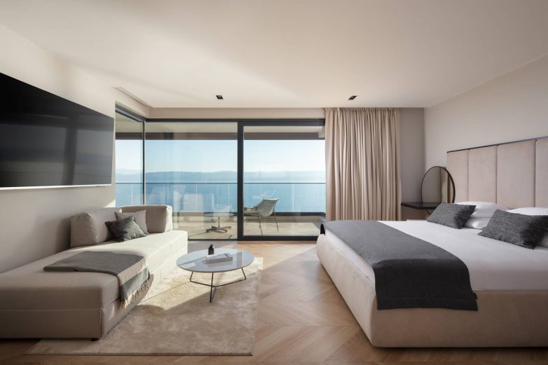 Spavaća soba u vili Mirabel sa velikim staklenim zidom i pogledom na more