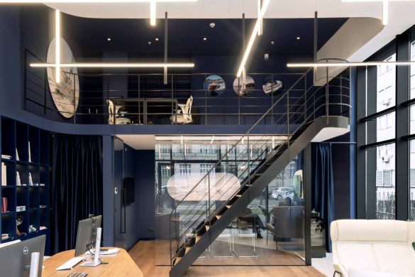 Enterijer poslovnog prostora Yachting One u Beogradu sa galerijom, stepeništem i staklenom salom za sastanke.