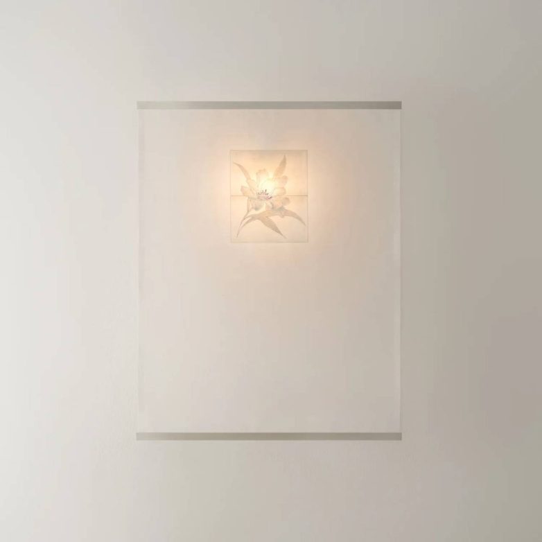 Panel lampa od svile Ane Kraš prikazana je na belom zidu u okviru izložbe SVILA u Njujorku.