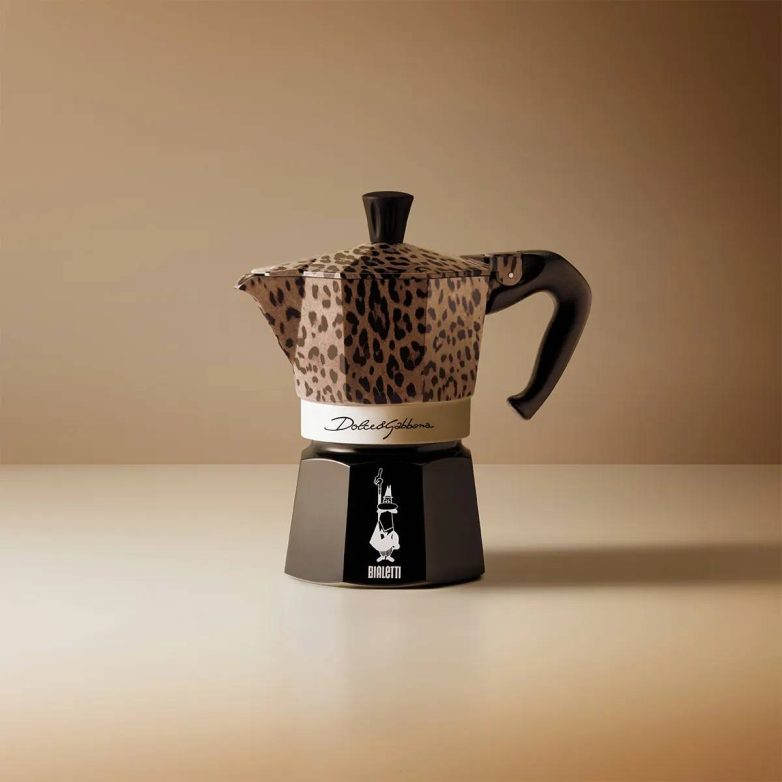 Bialetti moka pot iz Dolce&Gabbana Leopardo kolekcije prikazan je na bež pozadini.