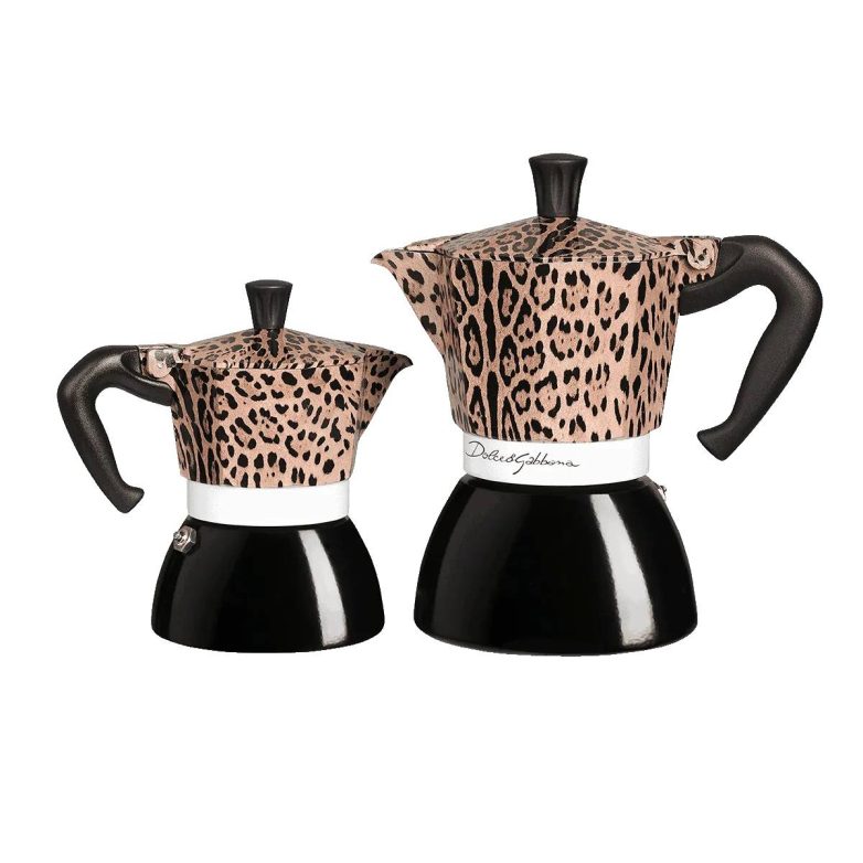 Dva Bialetti moka pota iz Dolce&Gabbana Leopardo kolekcije prikazana su na beloj pozadini.