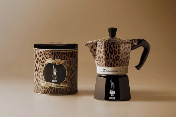 Bialetti moka pot i limena kutija za kafu iz Dolce&Gabbana Leopardo kolekcije prikazani su na bež pozadini.