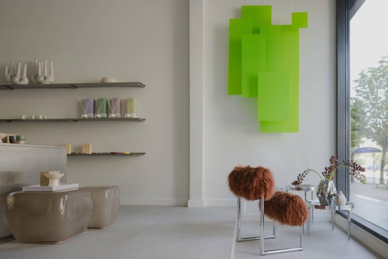 U enterijeru "concept store"-a Fior u Splitu prikazan je deo prostora sa policama, niskim sedištima, zelenom zidnom instalacijom i velikim izlogom.