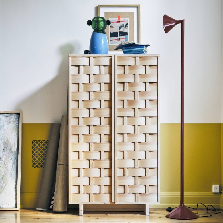 Drveni ormarić iz IKEA PS 2026 kolekcije ima front izrađen u tehnici pletenog drveta