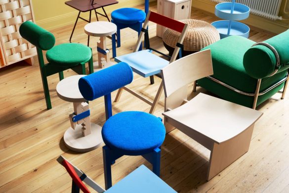 Raznobojni nameštaj iz IKEA PS 2026 kolekcije raspoređen u enterijeru sa drvenim podom