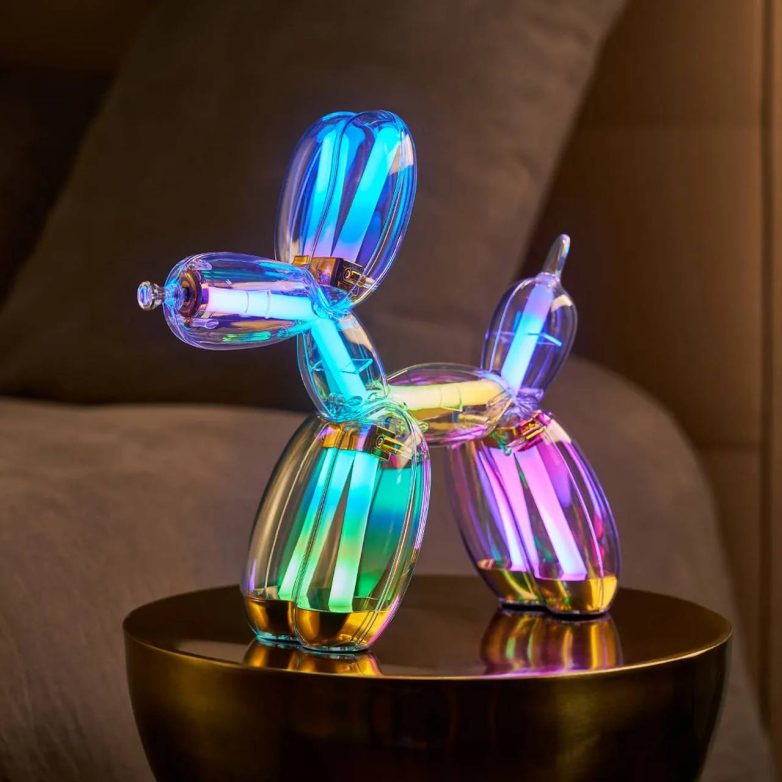 Lampa Balloon Dog Džefa Kunsa i brenda Lexon svetli u više boja i postavljena je kao dekorativni objekat u enterijeru.