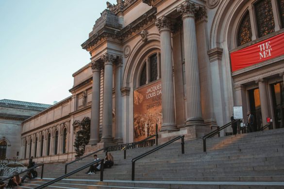 Stepenice i fasada Metropolitan Museum of Art u Njujorku