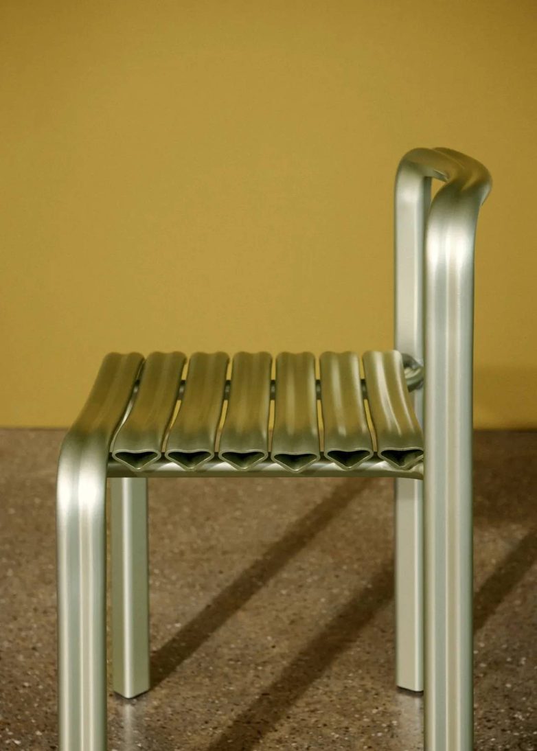 Detalj Muuto Close to Heart stolice prikazuje aluminijumsko sedište čiji je profil oblikovan kao niz srca