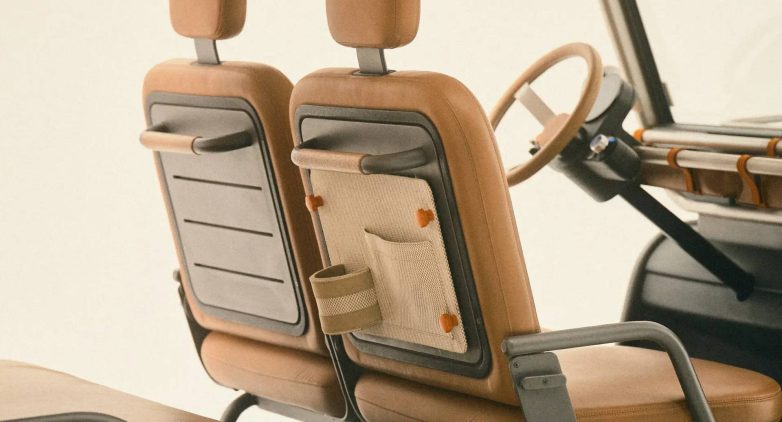 Detalj sedišta Amble One električnog vozila sa džepovima, držačem i modularnim dodacima iza naslona