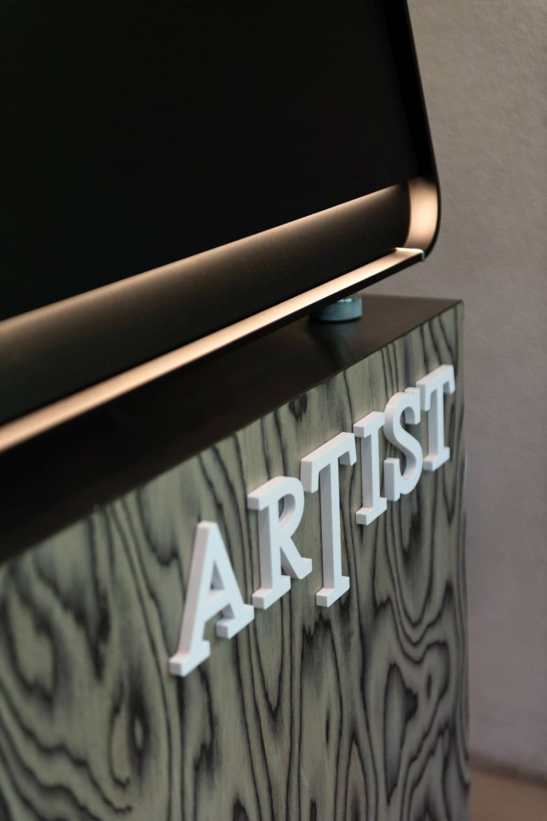 Detalj šanka u kafeteriji Artist u Zemunu obloženog Alpi furnirom