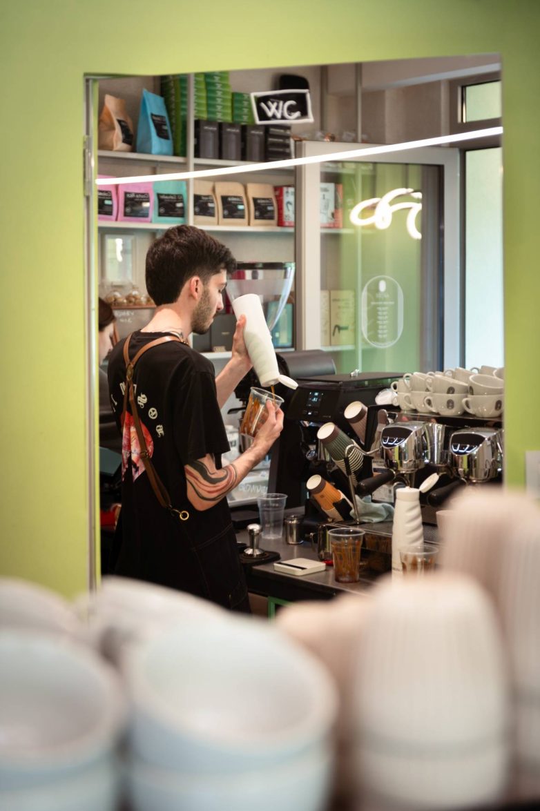Barista priprema kafu u radnoj zoni kafeterije Artist specialty coffee u Zemunu