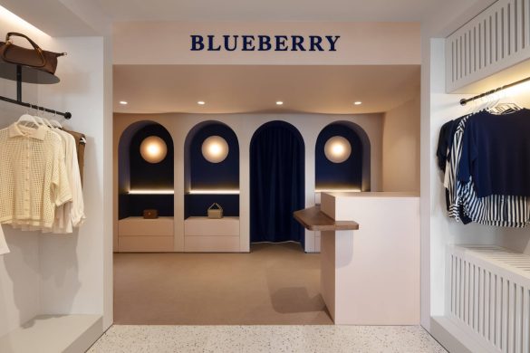Enterijer butika Blueberry na Vračaru sa teget lučnim nišama, pultom i izloženom garderobom