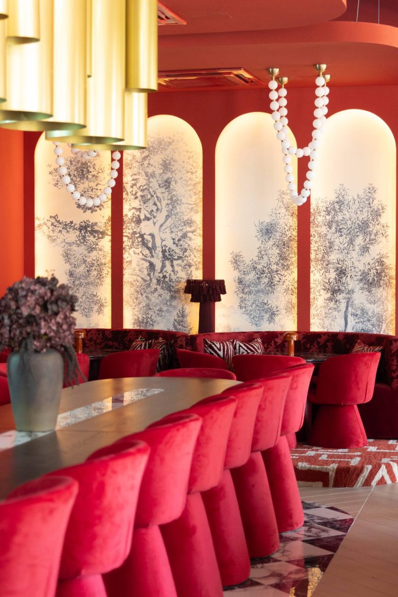 Crveni enterijer restorana GOAT u Banjoj Luci sa tapaciranim stolicama, lučnim zidnim panelima, dekorativnom rasvetom i zlatnim plafonskim elementima, projekat studija JB architect