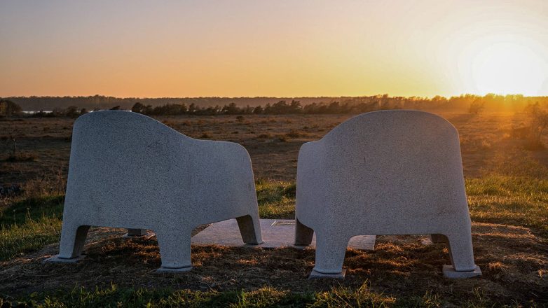 Dve granitne IKEA fotelje okrenute ka zalasku sunca na ostrvu Gotland