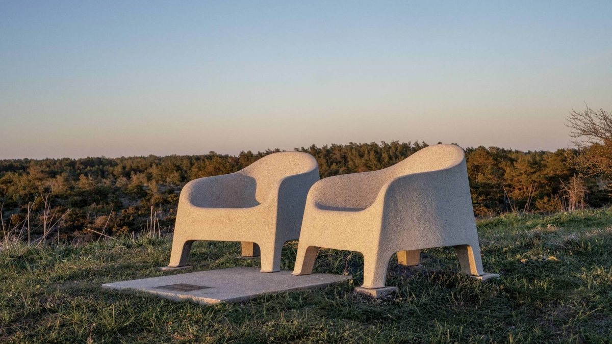 Otkud dve IKEA fotelje nasred švedske livade?