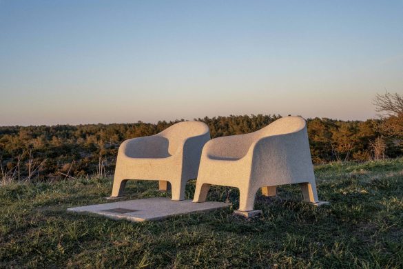 Dve granitne IKEA fotelje na livadi na ostrvu Gotland u Švedskoj