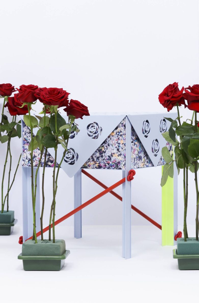 Love Letters Bloom stočić studija MA_ST_AR okružen crvenim ružama