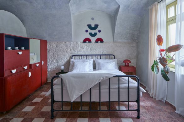 Renovirana kuća u Češkoj sa spavaćom sobom u kojoj se spajaju stari kameni zidovi, svodovi i savremeni detalji