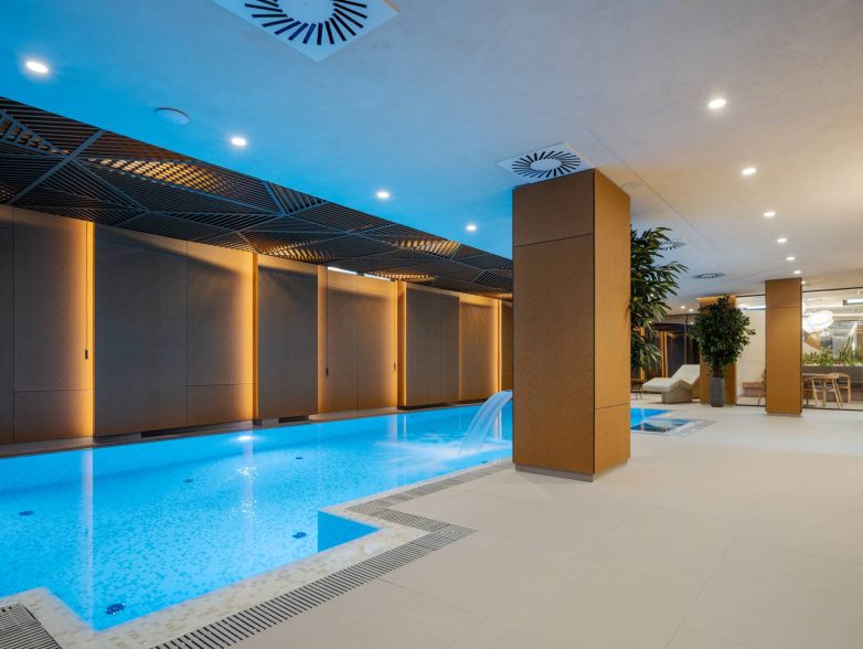 Bazen u SPA zoni privatne stambene zgrade u Zemunu, sa drvenim zidnim oblogama, raster plafonom, toplom rasvetom i vodopadom