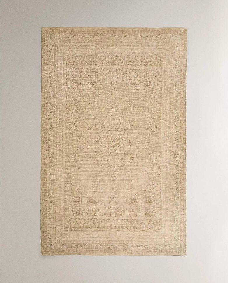 Neutralan pamučni tepih sa diskretnim ornamentima u bež nijansi