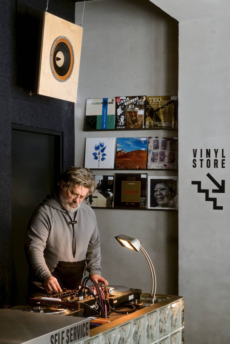 Đorđe Marković za DJ pultom u prostoru Bura Analog u Beogradu, ispred polica sa vinilima i oznake prodavnicu vinila