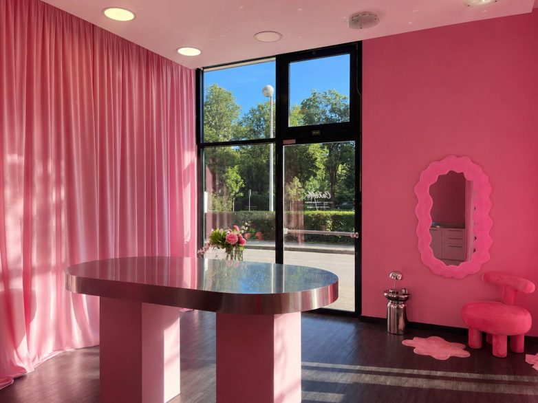 Veliki inoks sto i roze zavese u studiju CakeMe u Zagrebu
