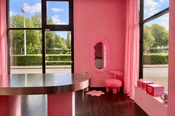 Roze enterijer CakeMe studija u Zagrebu sa velikim inoks stolom