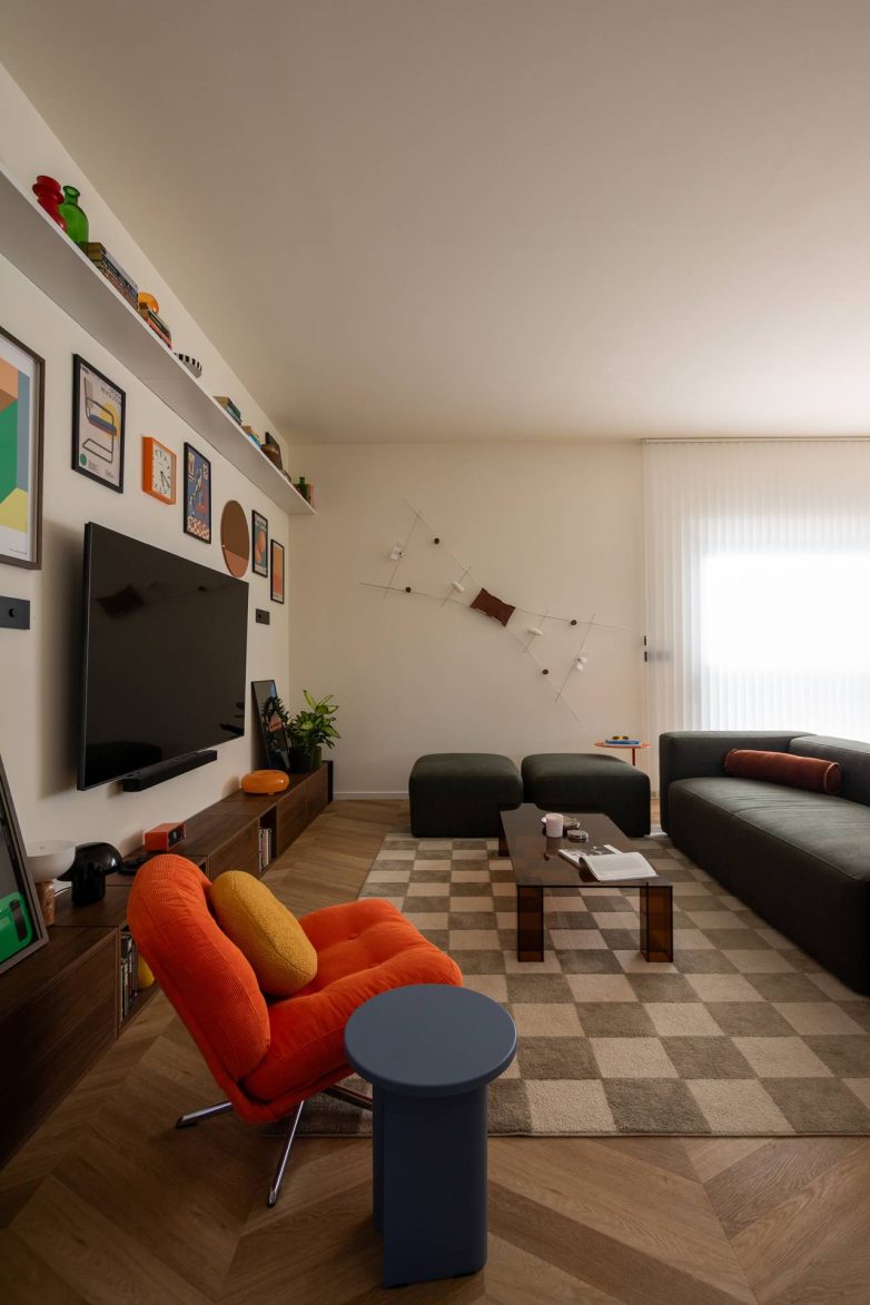 Dnevni boravak kuće Casa Palmera sa narandžastom foteljom