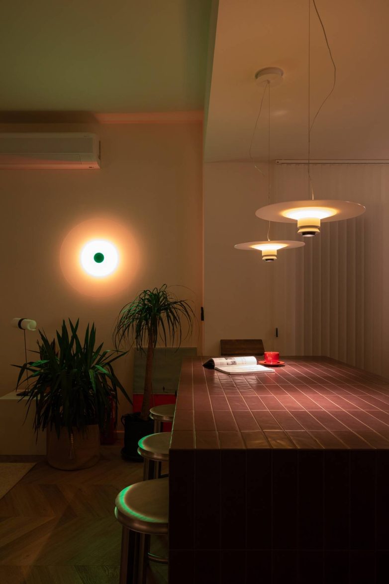 Kuhinjsko ostrvo kuće Casa Palmera sa visećim lampama