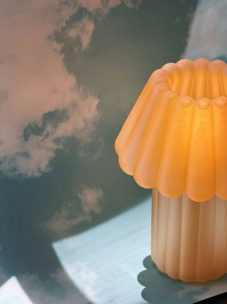 Jello lampa studija MAJU sa rebrastim abažurom u toploj žutoj nijansi