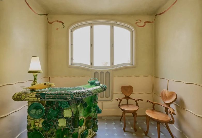 Zeleni mozaički sto i drvene stolice u Casa Batlló