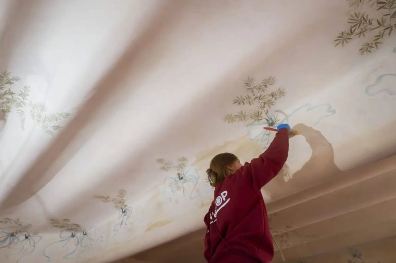 Restauratorka obnavlja floralne dekoracije na plafonu u Casa Batlló