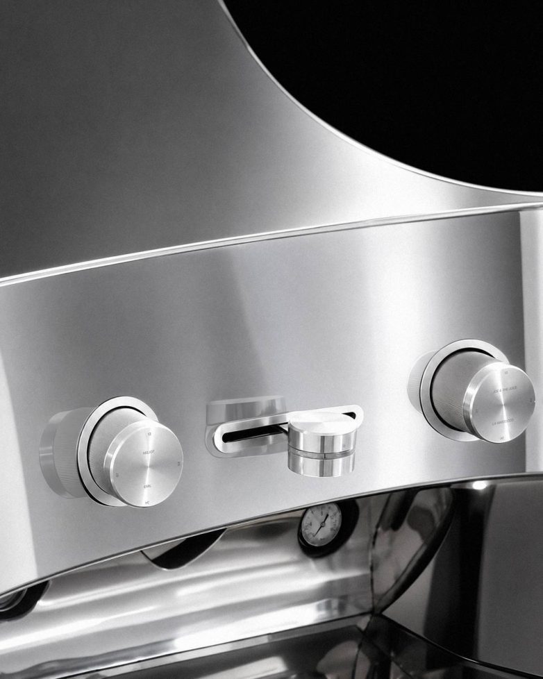 Detalj komandi na redizajniranom aparatu za kafu La Marzocco Linea Mini