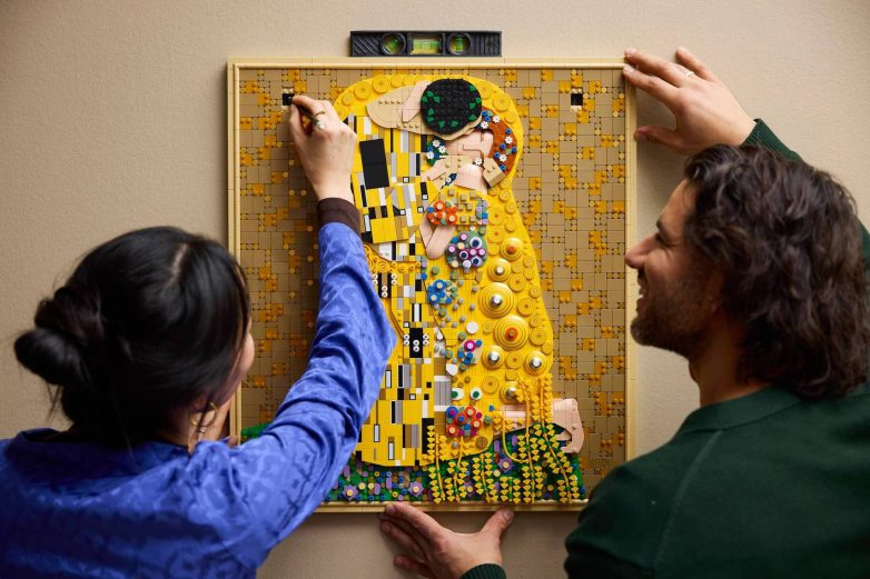 Kačenje LEGO verzije Klimtovog Poljupca na zid