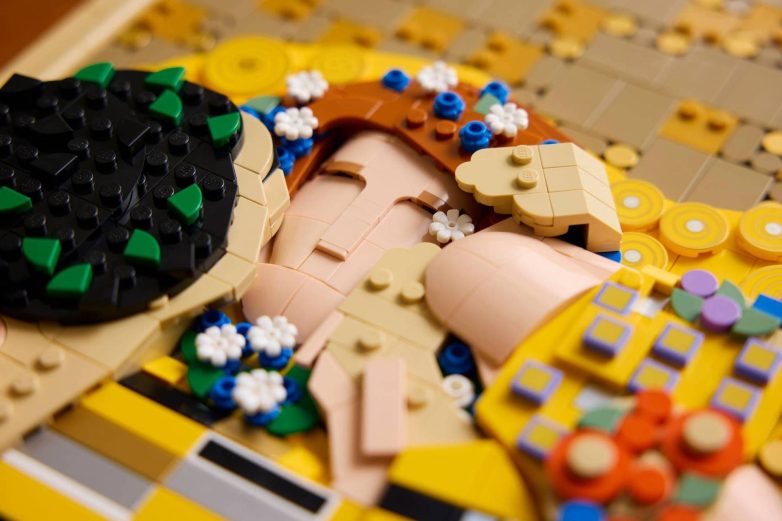 Detalj LEGO verzije Klimtovog Poljupca
