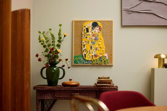LEGO set inspirisan Klimtovom slikom Poljubac u enterijeru