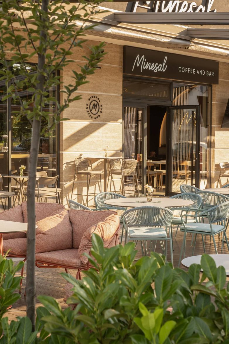Različite zone sedenja u letnjoj bašti Minesal Coffee&Bar u Pančevu